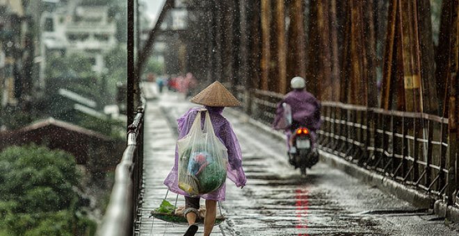 Las mujeres son las que tienen que recorrer mayor distancia para recoger agua y las que sufren mayor número de muertes tras una inundación. / Pixabay