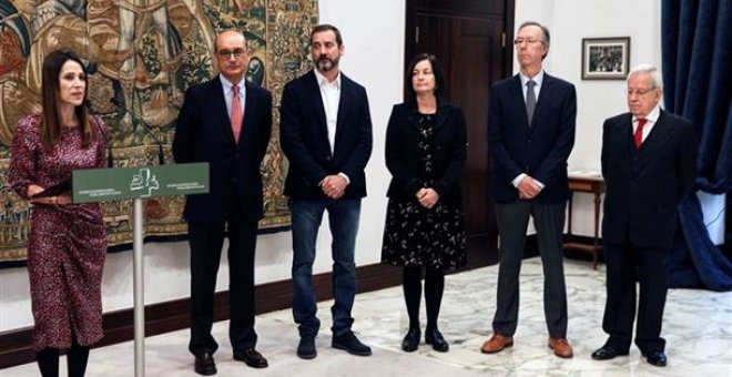 Los integrantes de la comisión de expertos junto a la presidenta del Parlamento Vasco, Bakartxo Tejeria, en una foto de archivo. EFE