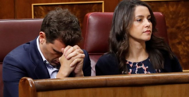 El exlíder de Ciudadanos, Albert Rivera (i) y la actual portavoz, Inés Arrimadas (d) en el hemiclo del Congreso.