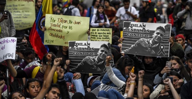 27/11/2019 - Manifestantes muestran la imagen de Dilan Cruz, el joven estudiante asesinado durante las protestas en Colombia. / AFP - JUAN BARRETO