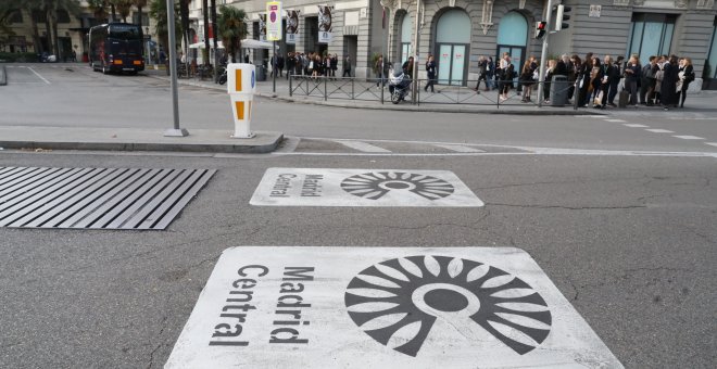 Señales en el asfalto que indican una zona afectada por Madrid Central. / Ayuntamiento de Madrid.