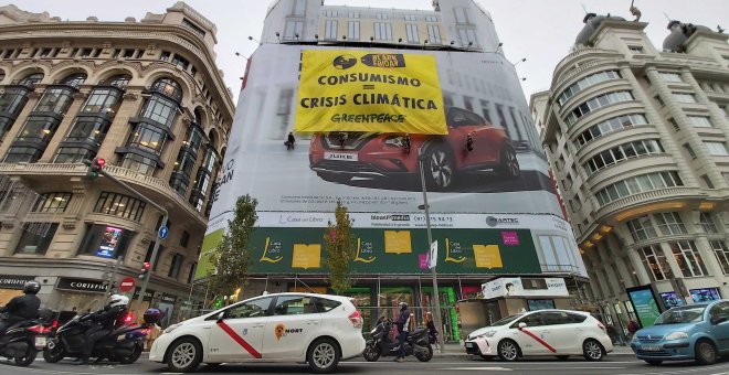 Imagen de la pancarta desplegada en un edificio de Gran Vía por Greenpeace./ Público