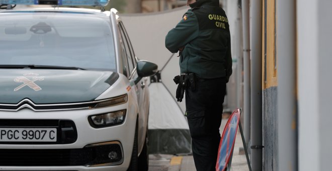 29/11/2019.- Miembros de criminalística de la Guardia Civil registran el piso del sospechoso en la localidad valenciana de Manuel. EFE/ Kai Försterling