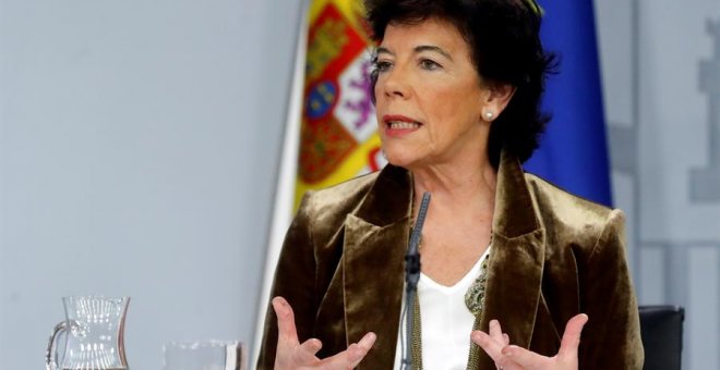 La ministra Portavoz en funciones, Isabel Celaá, al inicio de la rueda de prensa posterior a la reunión del Consejo de Ministros este viernes en La Moncloa. /EFE