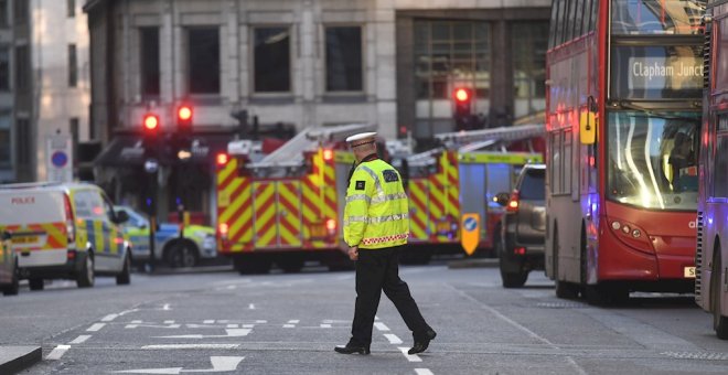 29/11/2019.- Una agente de Policía en el lugar del tiroteo que se ha producido cerca del Puente de Londres. EFE/acundo Arrizabalaga