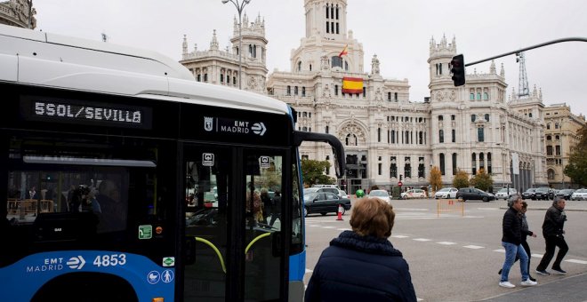 Un autobús de la EMT en una de las paradas de la Plaza de Cibeles. EFE/Luca Piergiovanni.