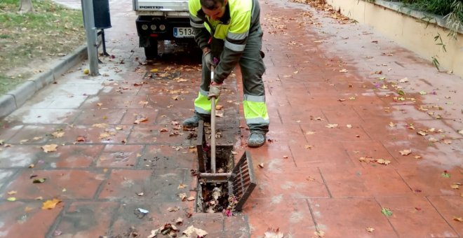 Un operario del Ayuntamiento de Murcia limpiando el alcantarillado. / Ayto. Murcia