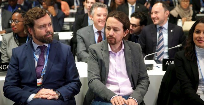 02/12/2019.- El líder de Unidas Podemos, Pablo Iglesias (c) y el diputado por Vox, Iván Espinosa de los Monteros en la Cumbre del Clima. / EFE - EMILIO NARANJO