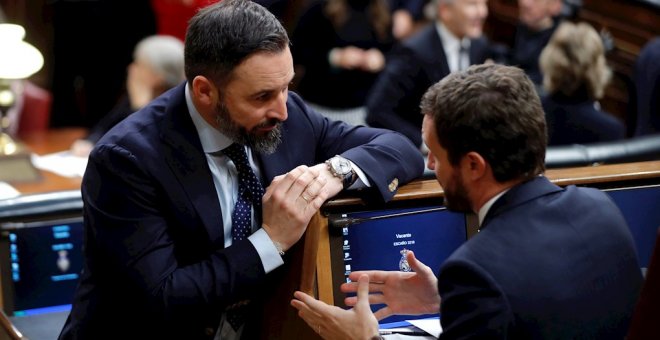 -El presidente del Partido Popular, Pablo Casado,d., y el líder de Vox, Santiago Abascal,iz., conversan durante la sesión constitutiva de la Cámara Baja. EFE/Ballesteros