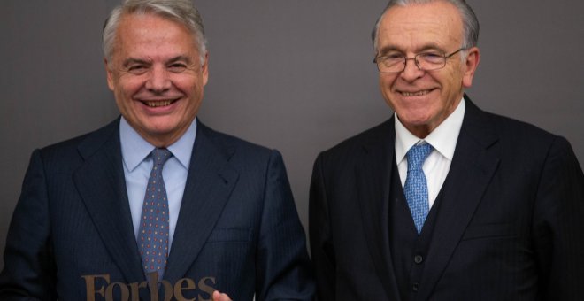 El presidente de la Fundación Mutua Madrileña, Ignacio Garralda, recibe el Premio de Forbes España a la Filantropía 2019, de manos de Isidro Fainé, distinguido el año pasado.