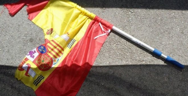 La bandera rota que ha provocado la condena / Joves de SCC (Twitter)