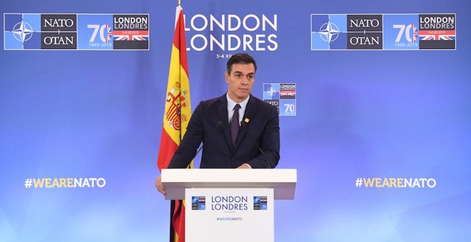 El presidente del Gobierno en funciones, Pedro Sanchez, en una rueda de prensa en Londres, durante la cumbre de la OTAN. EFE/EPA/FACUNDO ARRIZABALAGA