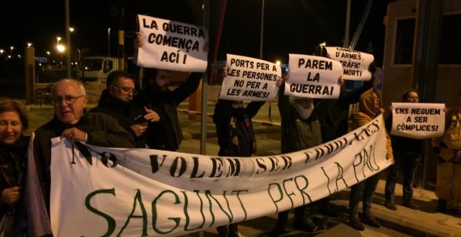 Protesta realizada esta madrugada en el puerto de Sagunto contra la llegada del barco saudí Bahri Abha. MOC