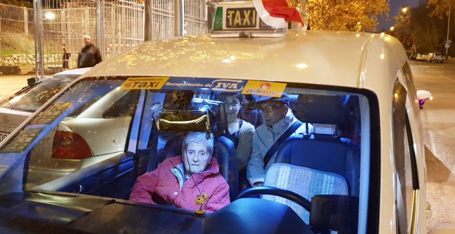 Uno de los taxis que participan en la acción solidaria 'Taxi-Luz'./ Élite Taxi Madrid