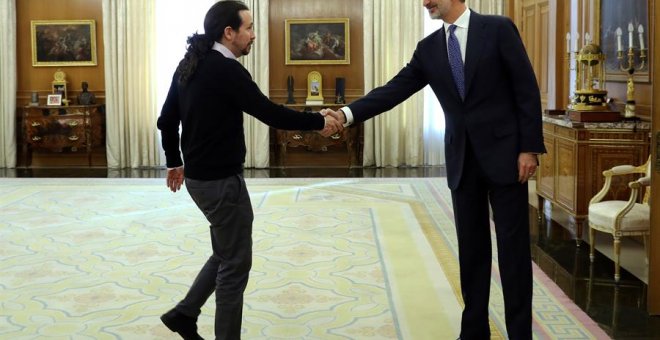 Pablo Iglesias en su visita al rey en la ronda de consultas sobre la investidura. / EFE