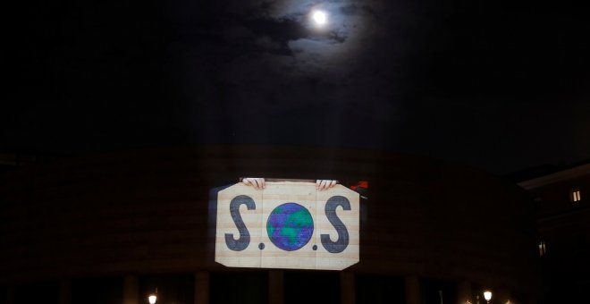 Activistas de Greenpeace proyectan un vídeo en la fachada de el Senado en Madrid para reclamar acciones contra la crisis climática. REUTERS/Susana Vera