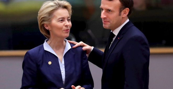 La presidenta de la Comisión Europea (CE), Ursula Von der Leyen (i), conversa con el presidente francés, Emmanuel Macron, durante la última cumbre del Consejo Europeo del año, este jueves en Bruselas (Bélgica). EFE/ Olivier Hoslet