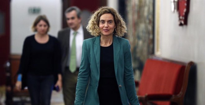 La socialista Meritxell Batet (c), presidenta de la Mesa del Congreso, a su salida de una reunión del órgano rector