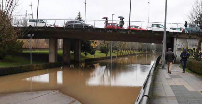 Vista del rio Bernesga desbordado a su paso por León. (J.CASARES | EFE)