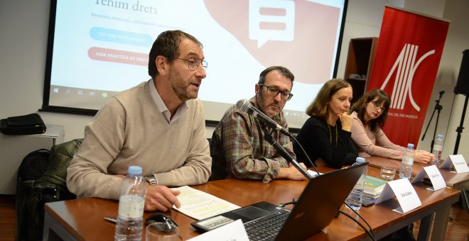 El secretari d'Acció Cultural del País Valencià (ACPV), Toni Gisbert, i el delegat d'ACPV, Xavier Delgado, durant la presentació de la campanya 'Tenim Drets'. ACPV