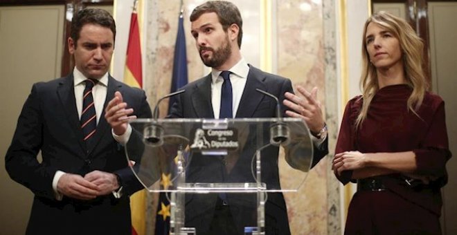 El presidente del PP, Pablo Casado, en rueda de prensa junto a la portavoz del Partido Popular en el Comgreso, Cayetana Álvarez de Toledo (dech) y el secretario general del PP, Teodoro García Egea (izq), tras finalizar la sesión de constitución de las Cor