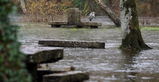 19/12/2019.- El temporal deja un muerto en Asturias, otro en Portugal, inundaciones y vientos. / EFE