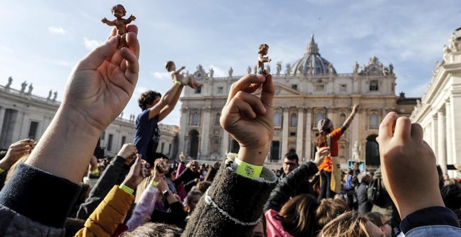 15/12/2019.- Jóvenes muestran figuras del Niño Jesús en la Plaza de San Pedro del Vaticano. / EFE- RICCARDO ANTIMIANI