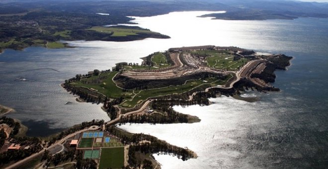 Vista aérea de la isla de Valdecañas. (Europa Press/Consejería de Turismo de Extremadura)