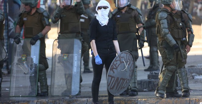 20/12/2019.- Manifestantes protestan en contra del gobierno del presidente Sebastián Piñera este viernes 20 de diciembre 2019, en la Plaza Italia en Santiago de Chile. EFE/Elvis González