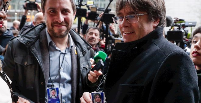 20/12/2019 - El expresidente catalán Carles Puigdemont y el exconsejero Toni Comín con sus credenciales en el Parlamento Europeo. / EFE