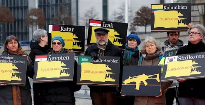 Activistas durante una manifestación en Berlín pidiendo al Gobierno de Alemania que ponga fin a las exportaciones de armas. / REUTERS