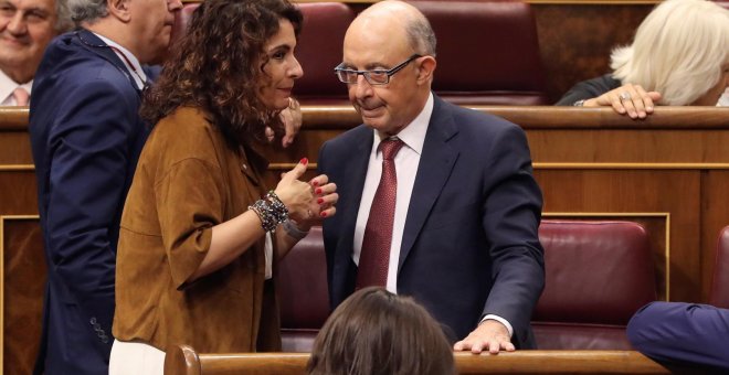 Foto de junio de 2018, de la ministra de Hacienda María Jesús Montero, conversando con su predecesor Cristóbal Montoro, al término del pleno del Congreso que aprobó definitivamente los Presupuestos de 2018. EFE