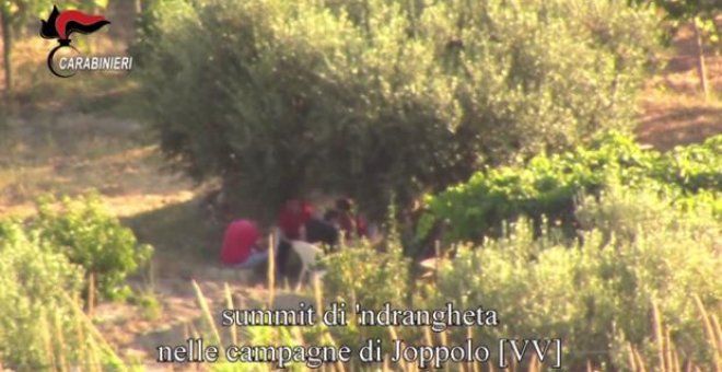 Imagen de los Carabinieri donde se muestra una reunión de los jefes de la Ndrangheta al sur de Italia - AFP