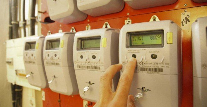 La menor demanda de electricidad está tirando a la baja del recibo de la luz./ EFE