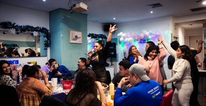 Una mujer canta en el bar Casa Blanca. REPORTAJE FOTOGRÁFICO: SANDRA BLANCO