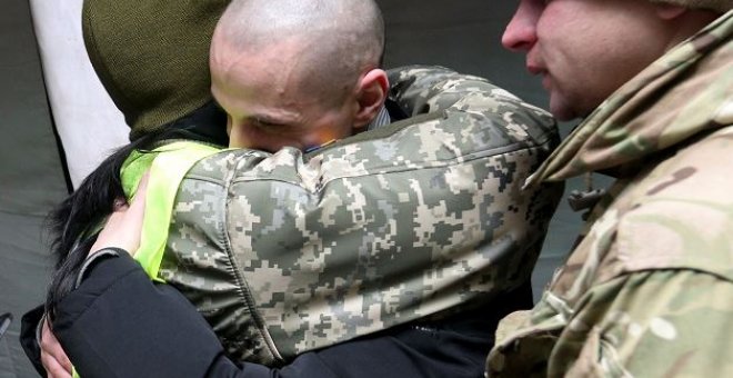 Un ciudadano ucraniano es bienvenido luego del intercambio de prisioneros de guerra entre Ucrania y las repúblicas separatistas en la región de Donetsk