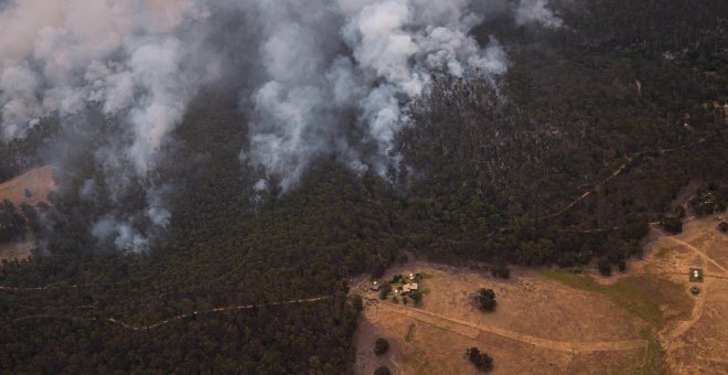 Columnas de humo descienden de uno de los más de 200 incendios que están arrasando Australia. EFE