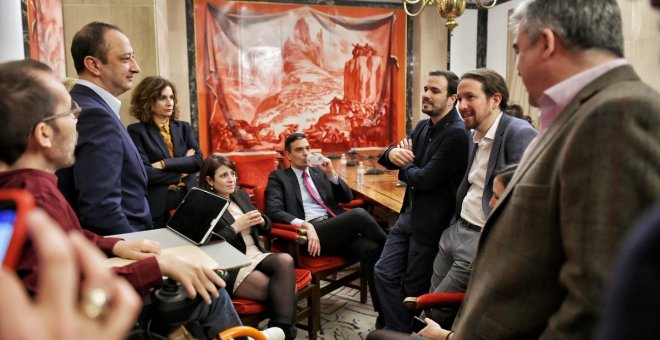 Pedro Sánchez y Pablo Iglesias entre otros dirigentes del PSOE y Unidas Podemos antes de la firma del acuerdo programático del Gobierno de coalición. / Daniel Gago - PodemosPedro Sánchez y Pablo Iglesias entre otros dirigentes del PSOE y Unidas Podemos an