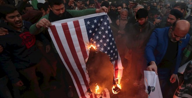 03/01/2020 - Varios iraníes queman una bandera de EEUU en una manifestación tras el ataque ataque aéreo en Irak. / EFE