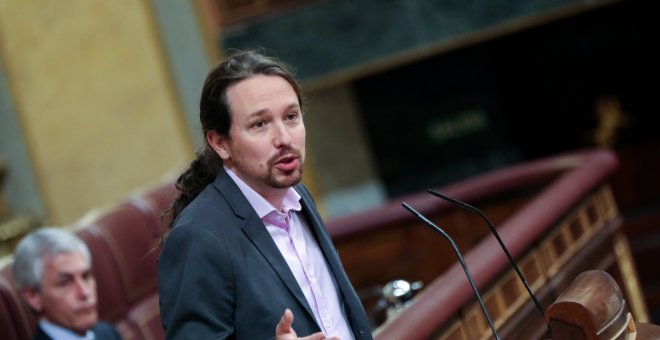 El secretario general de Podemos, Pablo Iglesias, interviene desde la tribuna del Congreso de los Diputados en la primera sesión del debate de investidura del candidato socialista a la Presidencia de Gobierno en la XIV Legislatura en Madrid (España), a 4