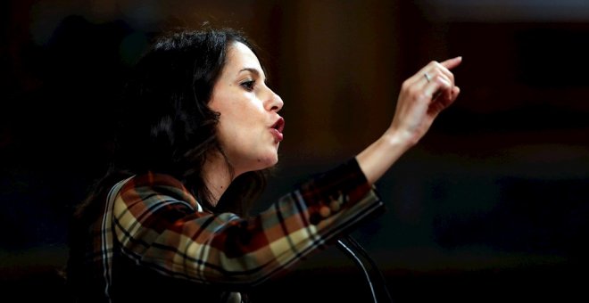 La líder de Ciudadanos, Inés Arrimadas, durante su intervención ante el pleno del Congreso de los Diputados en la primera jornada de la sesión de investidura de Pedro Sánchez como presidente del Gobierno. EFE/Emilio Naranjo