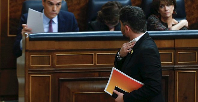 El portavoz de ERC, Gabriel Rufián, pasa por delante del candidato a la Presidencia del Gobierno, Pedro Sánchez, en el Congreso de los Diputados en la primera jornada de la sesión de investidura de Pedro Sánchez como presidente del Gobierno. EFE/Emilio Na