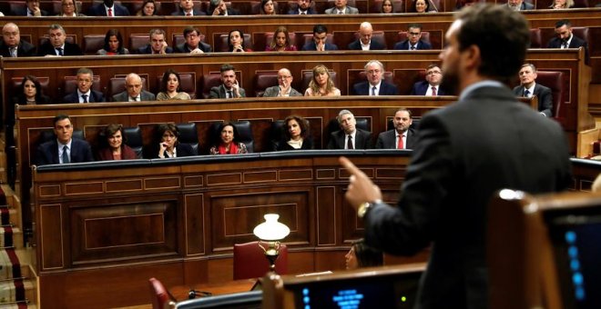 El presidente del PP, Pablo Casado (d), interviene desde su escaño, durante la segunda jornada del debate de la investidura de Pedro Sánchez como presidente del Gobierno este domingo en el Congreso de los Diputados. EFE/Juan Carlos Hidalgo