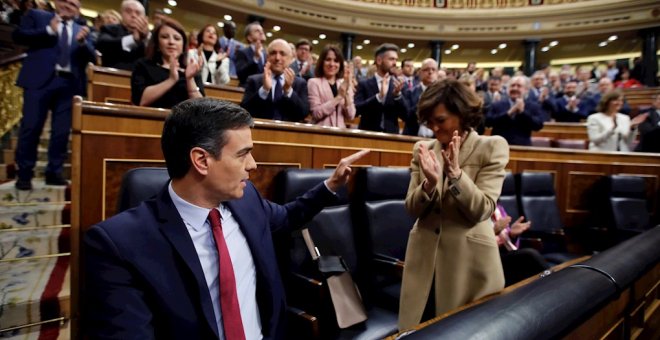 El presidente del Gobierno en funciones, Pedro Sánchez, y la vicepresidenta Carmen Calvo, al inicio de la tercera jornada del debate de su investidura como presidente del Ejecutivo de la nueva legislatura, este martes en el Congreso. EFE/Juan Carlos Hidal