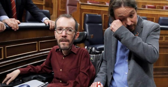 Pablo Iglesias y Pablo Echenique, emocionados en el Congreso tras la elección de Pedro Sánchez como presidente, / EFE