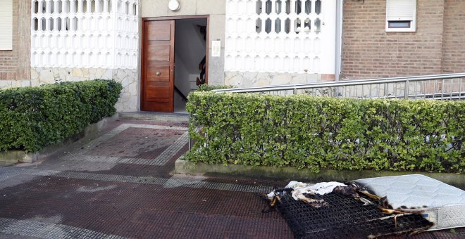 07/01/2020.- Un colchón quemado ante el bajo de la vivienda donde ha fallecido una persona, causando también dos heridos por el incendio en el inmueble en el municipio de Gorliz. EFE/ Luis Tejido