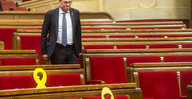 04/01/2020.- El presidente de la Generalitat Quim Torra abandona el hemiciclo tras el pleno extraordinario del Parlamento de Catalunya. / EFE - QUIQUE GARCÍA