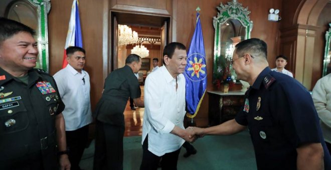 El presidente de Filipinas, Rodrigo Duterte, durante una reunión de seguridad en la sede del Gobierno. (EFE)