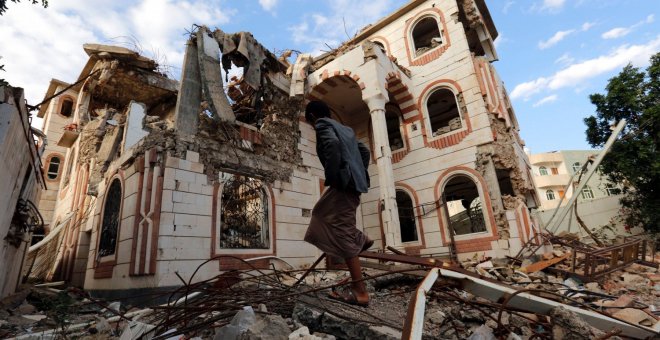 Imagen de archivo de un edificio derruido tras un ataque de la coalición liderada por Arabia Saudí en Saná, Yemen. EFE