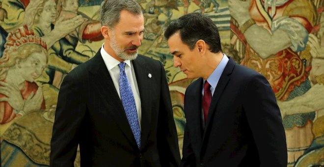 El presidente del Gobierno, Pedro Sánchez, y el rey Felipe VI, tras prometer su cargo en el Palacio de la Zarzuela en Madrid.- EFE/Juan Carlos Hidalgo POOL